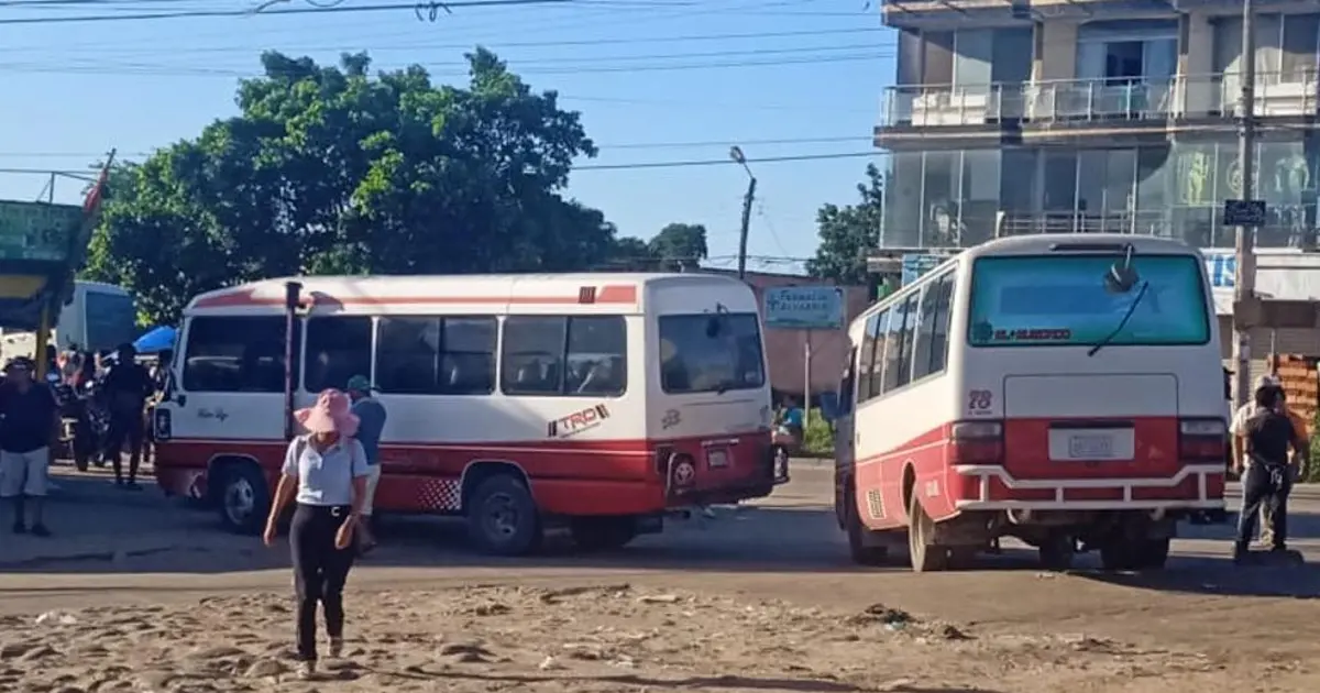 CONTINUA EL PARO DE MICROS HASTA QUE SE APRUEBE EL PASAJE A BS. 2.50