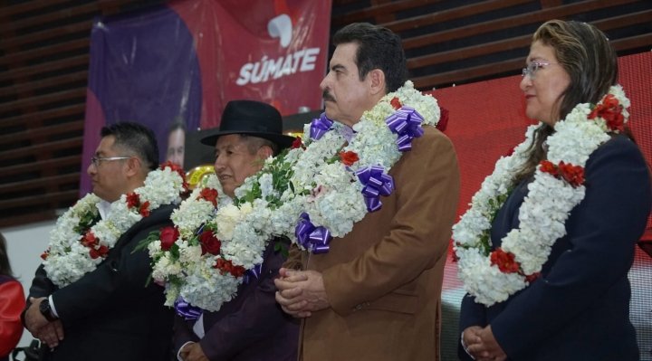 REYES VILLA FIRMA ACUERDO CON SOMOS PUEBLO, DE RAFAEL “TATA” QUISPE