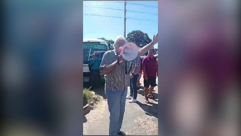 VECINOS : «VAMOS A TENER QUE LEVANTARLOS CON LLAMA»