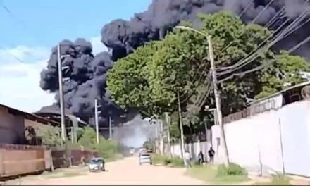 INCENDIO DE MAGNITUD EN EL CUARTO ANILLO PARQUE INDUSTRIAL