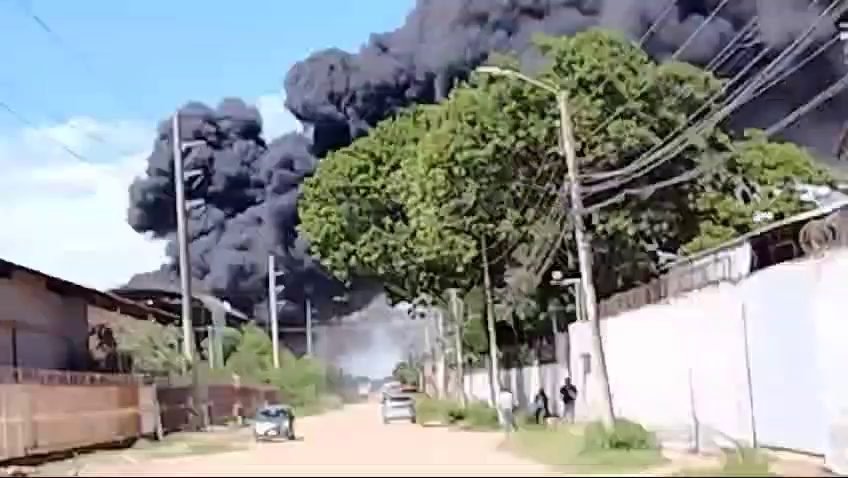 INCENDIO DE MAGNITUD EN EL CUARTO ANILLO PARQUE INDUSTRIAL