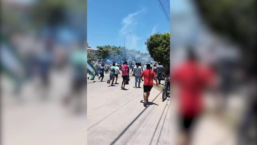 BATALLA CAMPAL ENTRE VECINOS Y MICREROS EN INTENTO DE DESBLOQUEO