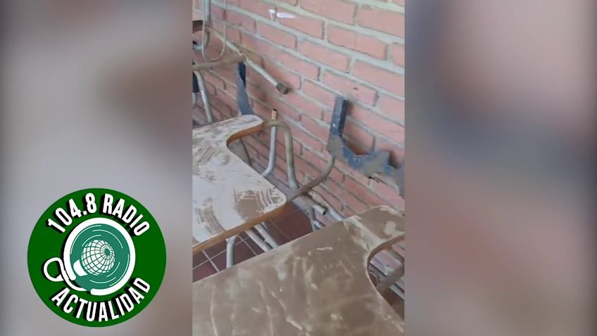 DENUNCIAN QUE ALCALDÍA ENVIÓ PUPITRES EN MAL ESTADO A UNA UNIDAD EDUCATIVA