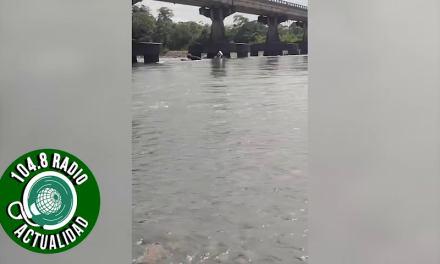 CAMIÓN CAYÓ AL RÍO CHIMORÉ TRAS IMPACTO FRONTAL CON OTRO VEHÍCULO