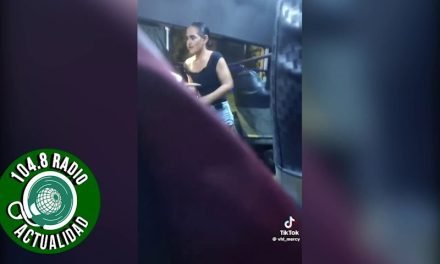 INTOLERANCIA EN TRANSPORTE PÚBLICO, INTENTÓ BAJARLA DEL MICRO POR 0.30 CTV.