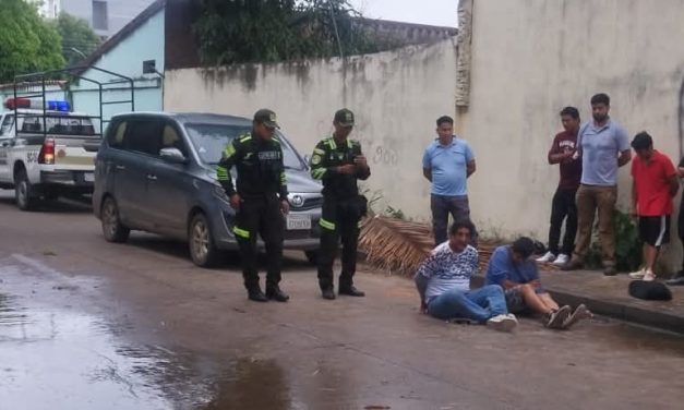 DELINCUENTES  CAEN DE SU MOTO POR HUIR TRAS ROBO