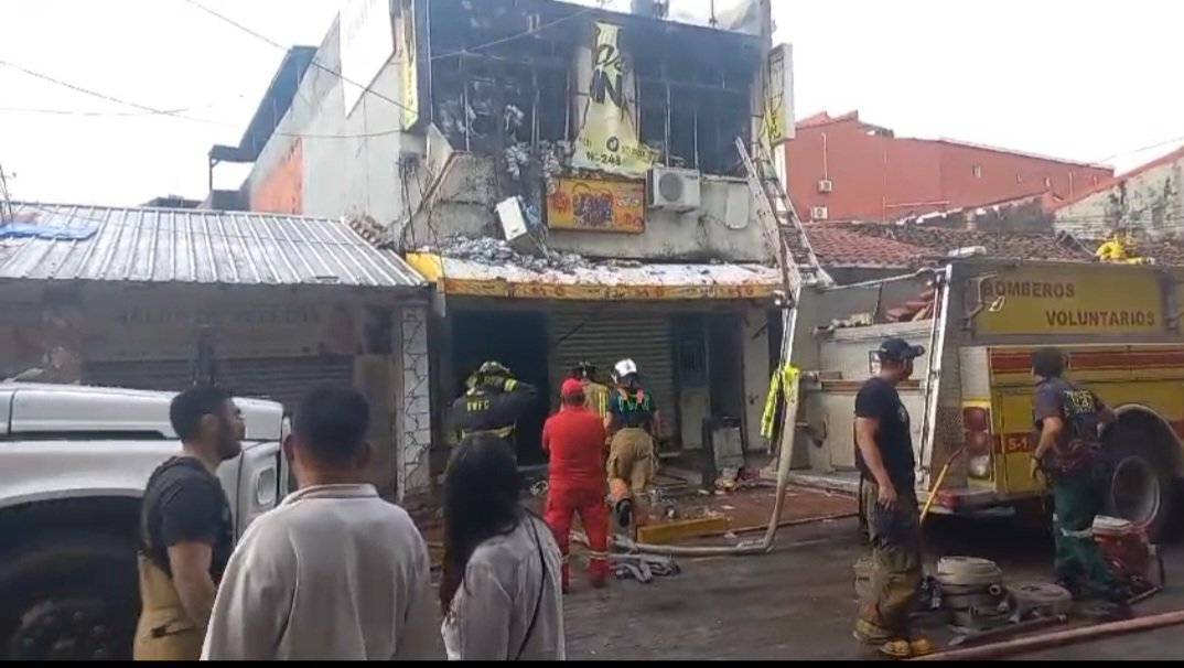 INCENDIO CONSUMIÓ TIENDA EN LOS POZOS ANTIGUO