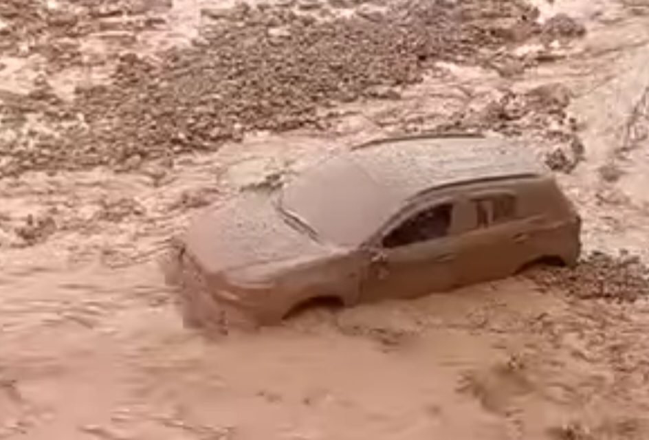 UN VEHÍCULO QUEDÓ ATRAPADO EN EL LODO EN LA LOCALIDAD DE LIPARI