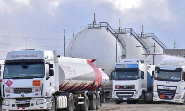 DENUNCIAN QUE HAY 2 MIL CISTERNAS PARADAS EN CUATRO PAÍSES A LA ESPERA DE COMBUSTIBLE