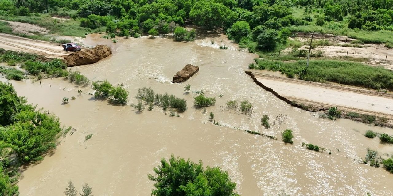 DESBORDES INUNDAN CAMPOS Y AGRAVAN LA CRISIS EN CUATRO CAÑADAS, PAILÓN Y SAN JULIÁN