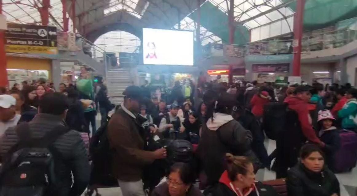 TERMINALES DE LA PAZ Y EL ALTO COLAPSAN POR CANTIDAD DE PASAJEROS QUE VIAJAN A ORURO