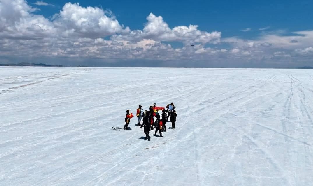 INTEGRANTES DE NANSANA KIDS  IMPRESIONADOS CON EL SALAR DE UYUNI, MARAVILLA NATURAL DEL MUNDO