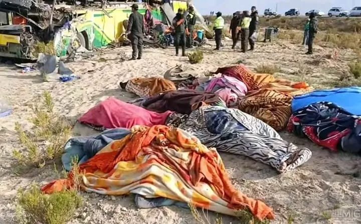 POLICÍA CONFIRMA 37 FALLECIDOS Y 39 HERIDOS EN LA COLISIÓN DE BUSES EN UYUNI