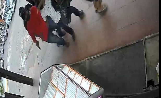 VIDEO CAPTA EL MOMENTO QUE DELINCUENTES ARMADOS ATRACAN UNA DE LAS JOYERÍAS