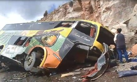 13 FALLECIDOS Y UNOS 20 HERIDOS EN CHOQUE DE UN BUS