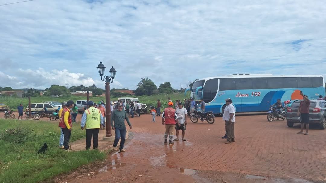 SAN JAVIER BLOQUEA LA CARRETERA EXIGIENDO COMBUSTIBLE
