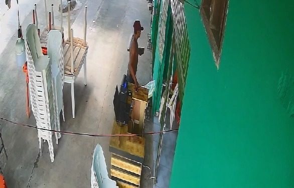 ROBAN CELULAR DE UN RESTAURANTE POR LA VIRGEN DE LUJAN