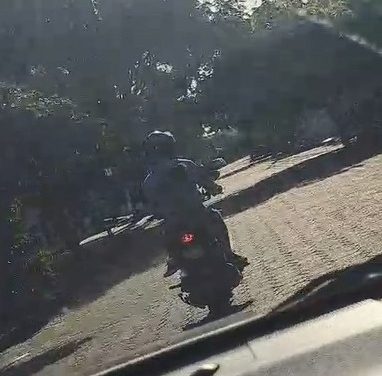 MOTOCICLISTA EXPONE UN NIÑO AL PELIGRO