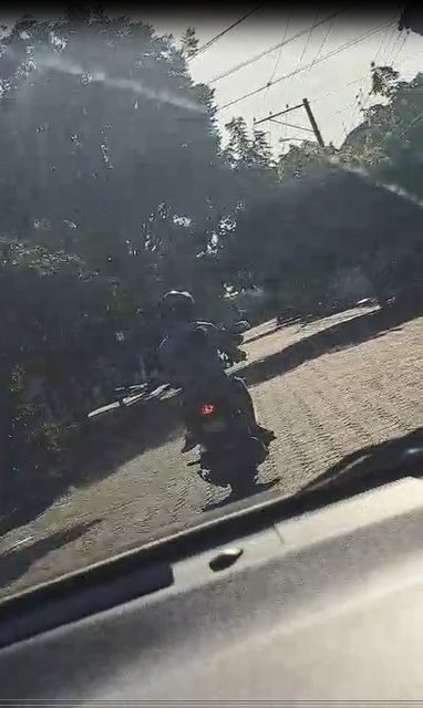MOTOCICLISTA EXPONE UN NIÑO AL PELIGRO