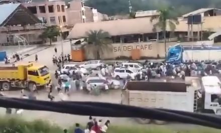 POBLADORES DE CARANAVI RETIENEN DOS CISTERNAS CON COMBUSTIBLE