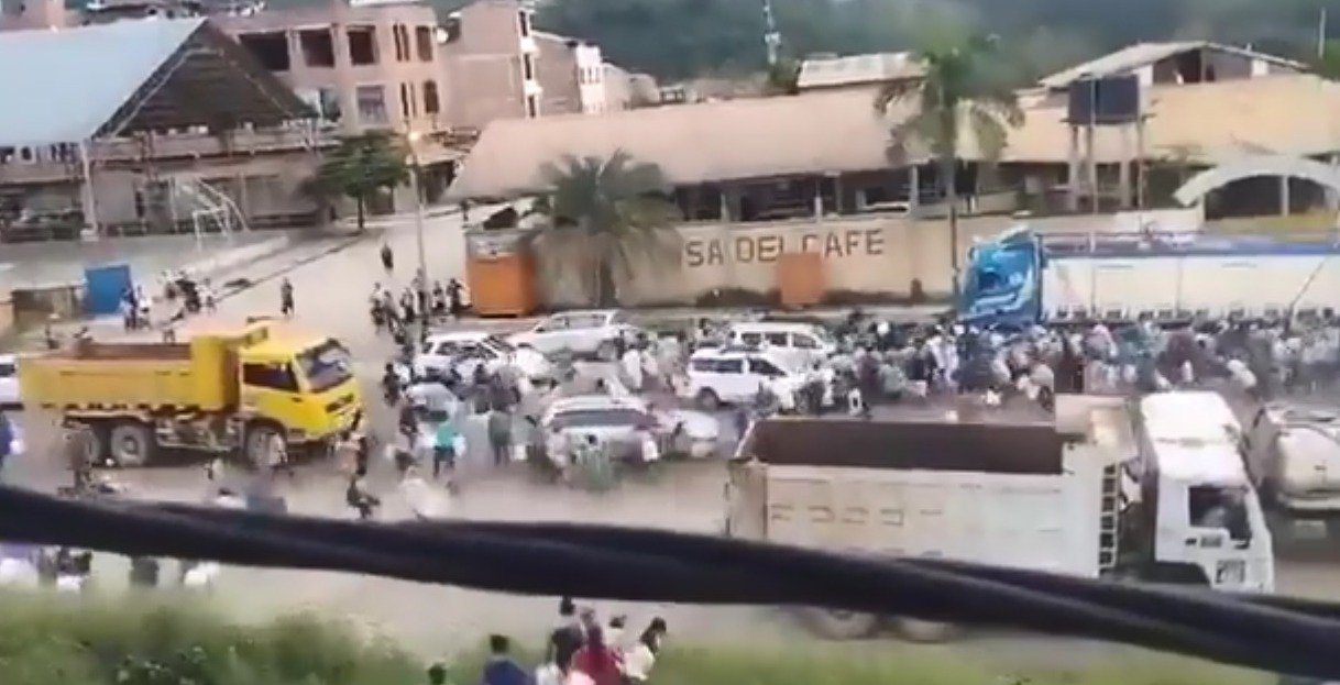 POBLADORES DE CARANAVI RETIENEN DOS CISTERNAS CON COMBUSTIBLE