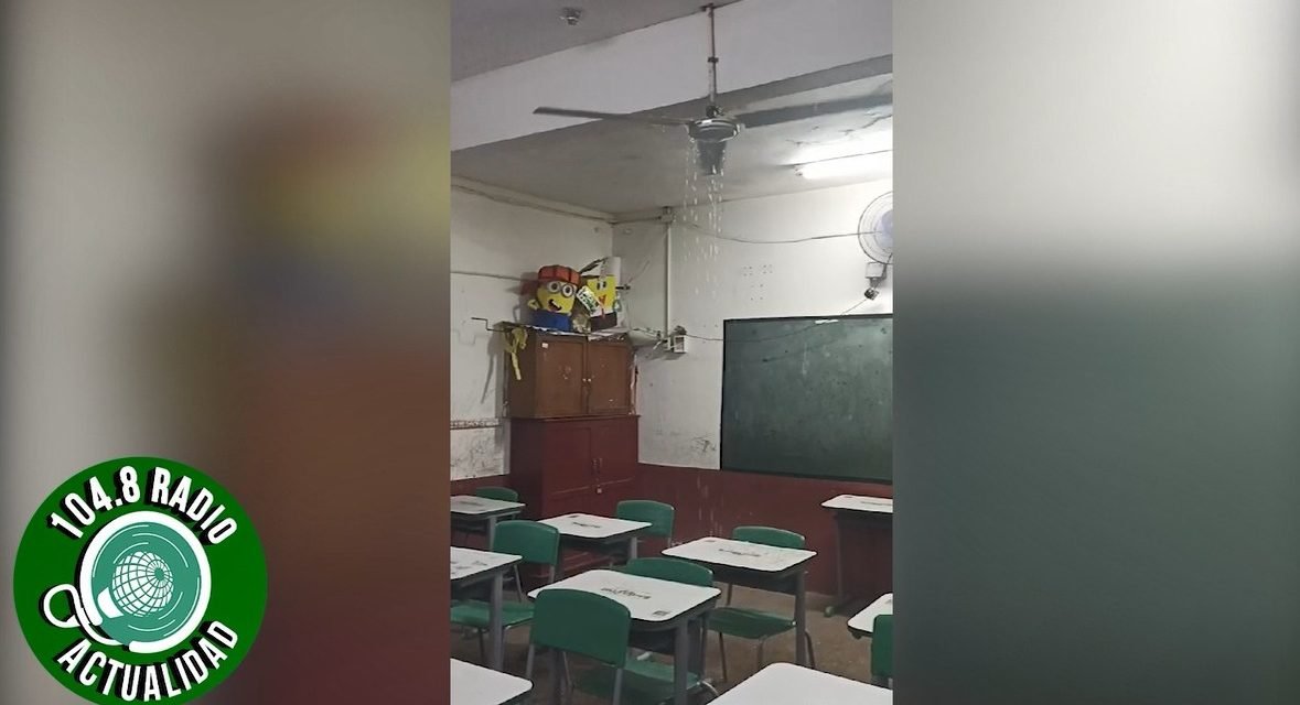 LLUEVE  DENTRO DEL AULA DE UNA UNIDAD EDUCATIVA EN SANTA CRUZ