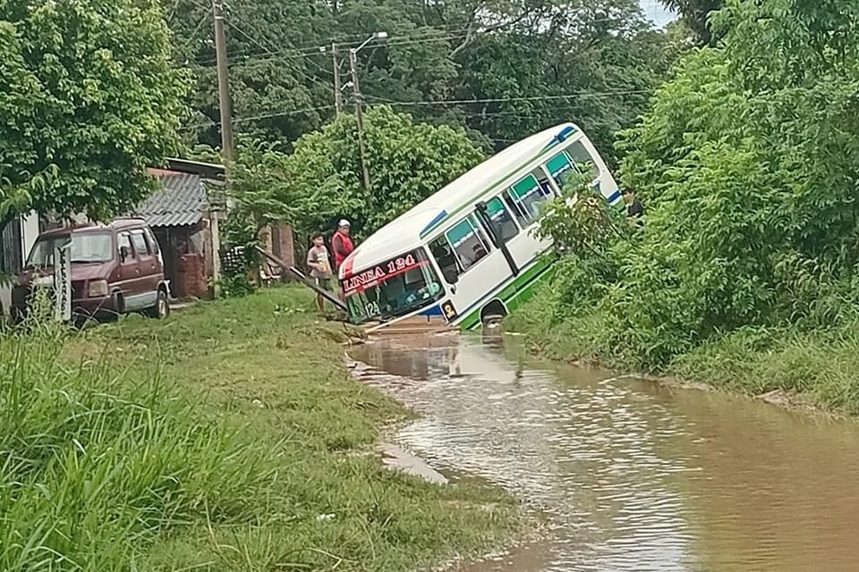 MICRO SE ENCUNETA AL TRATAR DE CRUZAR UN PUENTE