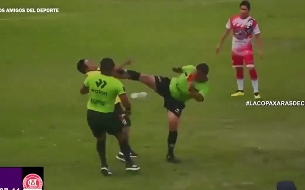 IMPACTANTE AGRESIÓN DE UN ÁRBITRO CONTRA INTEGRANTE DE UN CUERPO TÉCNICO QUE RECORRE EL MUNDO