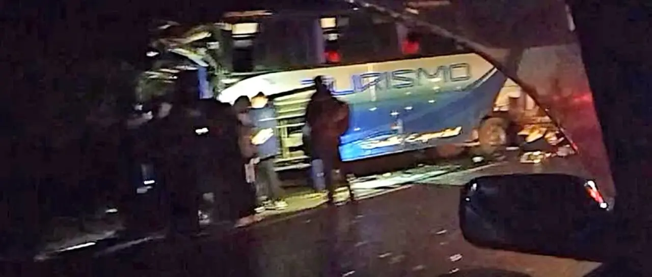 SEIS HERIDOS DEJA EL CHOQUE DE UN BUS CON OTRO VEHÍCULO EN  CARRETERA SUCRE CON POTOSÍ