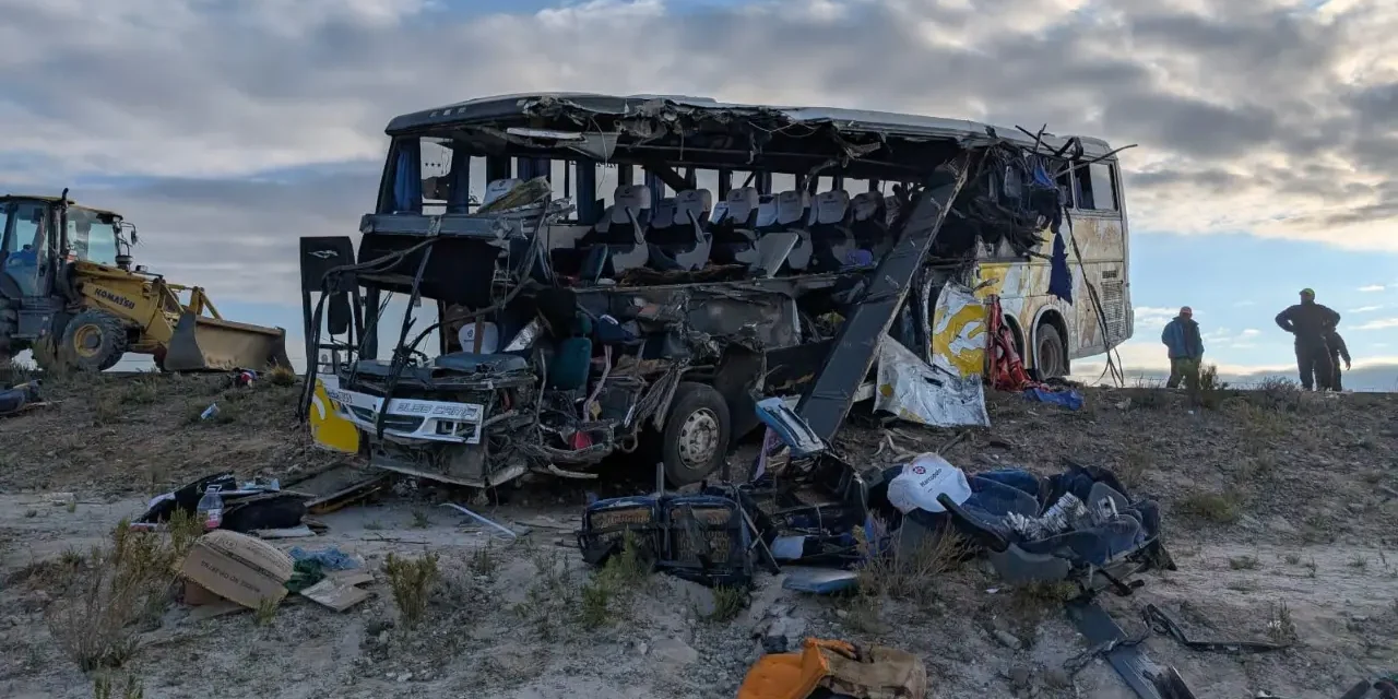 COLISIÓN ENTRE BUSES DEJA VARIOS FALLECIDOS Y HERIDOS EN UYUNI