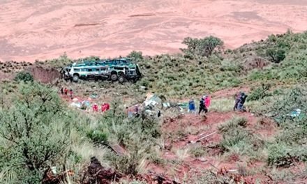 UN BUS SE EMBARRANCA TRAS SER EMBESTIDO POR UNA VAGONETA EN POTOSÍ