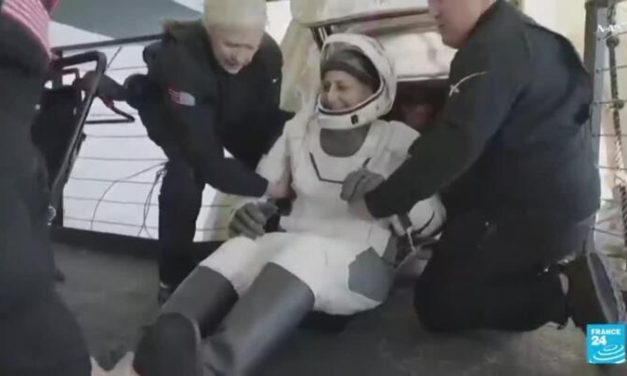 REGRESAN ASTRONAUTAS  TRAS PASAR NUEVE MESES VARADOS EN EL ESPACIO