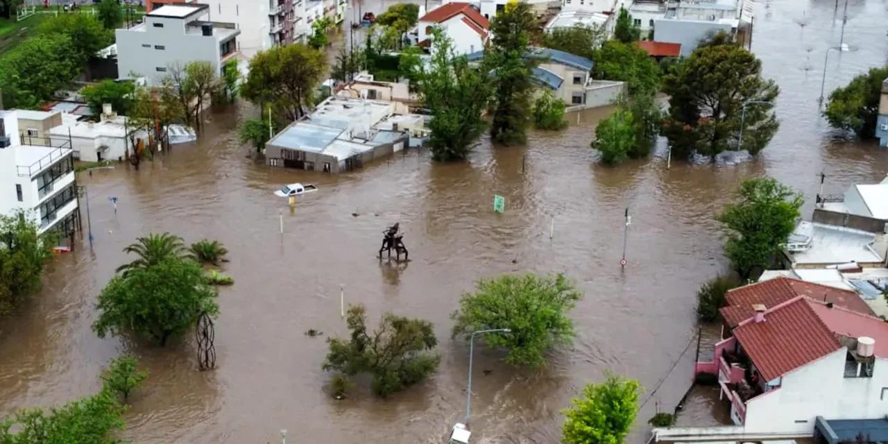 DIEZ MUERTOS POR INUNDACIONES EN BAHÍA BLANCA