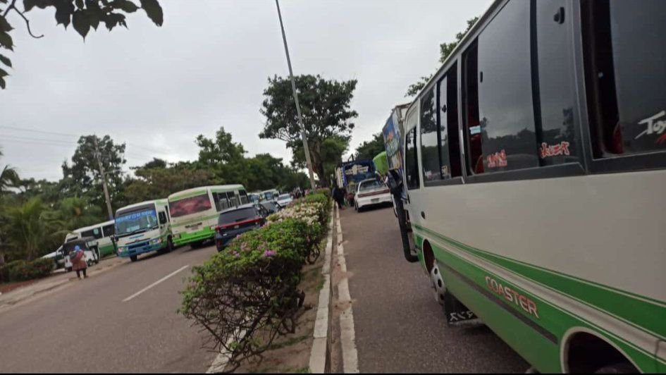 MOTOTAXISTAS BLOQUEAN DOBLE VÍA LA GUARDIA POR COMBUSTIBLE