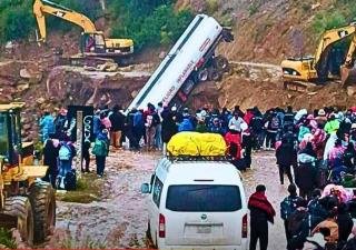 CISTERNA QUEDA COLGADA TRAS CAER PLATAFORMA EN CARRETERA