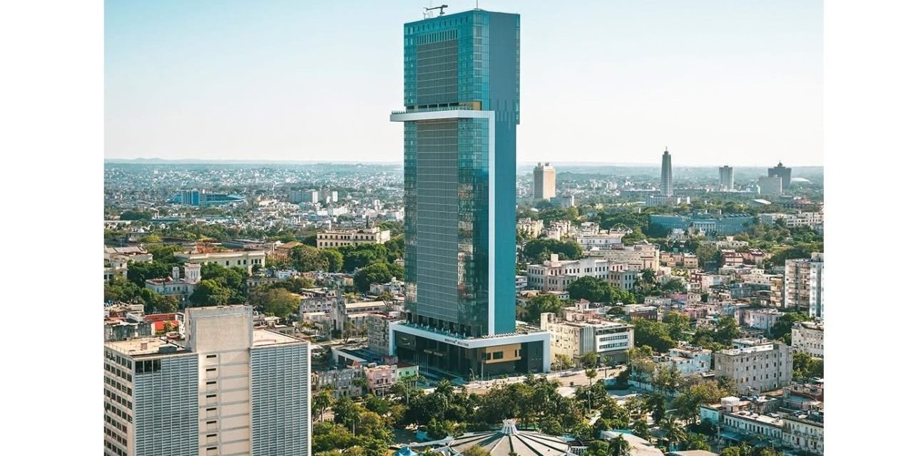 EL POLÉMICO HOTEL MÁS ALTO DE CUBA ES INAUGURADO ENTRE CRÍTICAS Y CON HERMETISMO