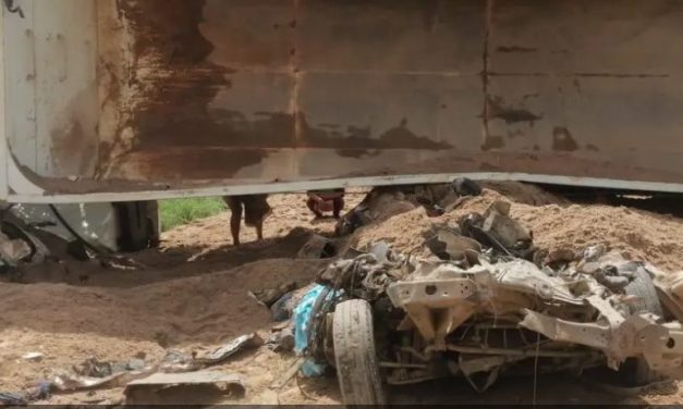 10 PERSONAS MURIERON TRAS CHOQUE ENTRE UNA VOLQUETA Y UN MINIBÚS CON PASAJEROS