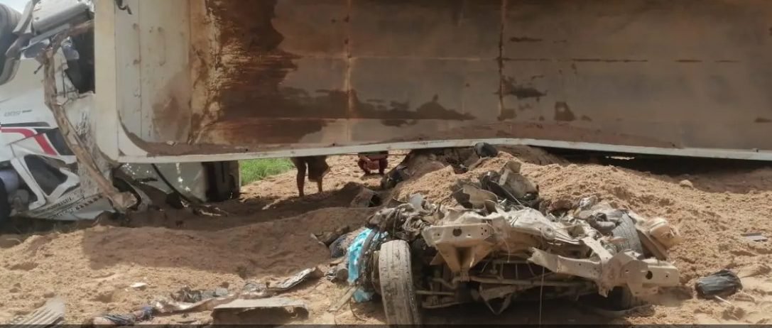 10 PERSONAS MURIERON TRAS CHOQUE ENTRE UNA VOLQUETA Y UN MINIBÚS CON PASAJEROS