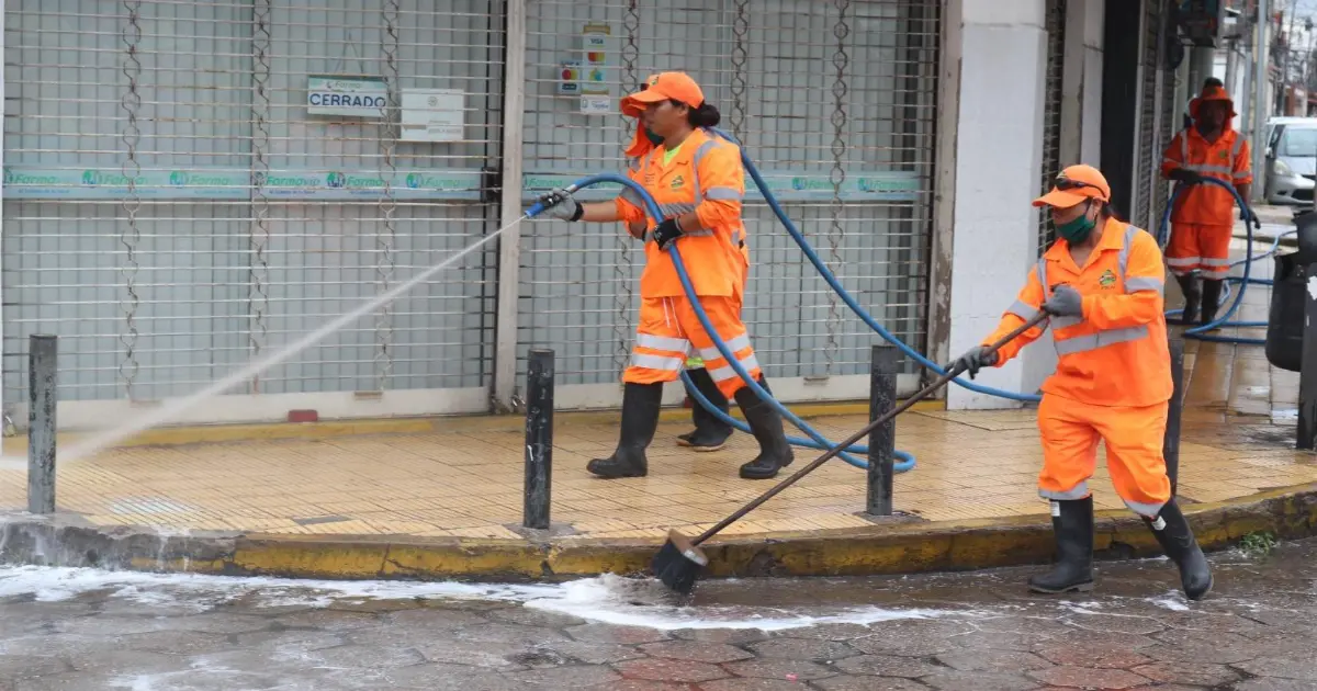 UNAS 80 PERSONAS LIMPIAN EL CENTRO DE LA CAPITAL CRUCEÑA LUEGO DEL CARNAVAL
