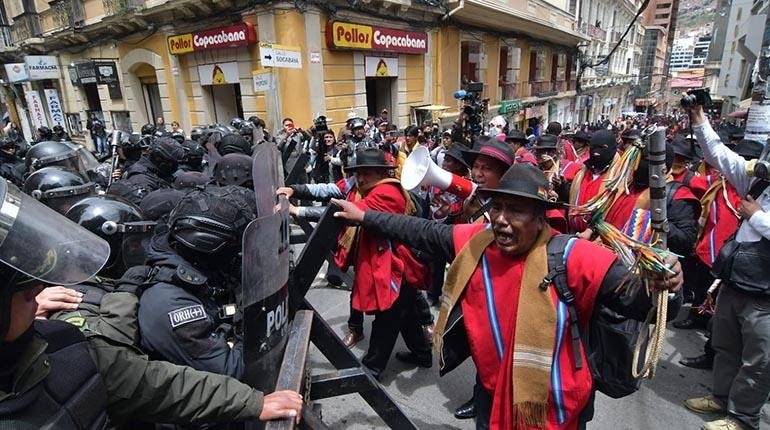 PONCHOS ROJOS LLEGAN A LA CIUDAD DE LA PAZ PARA “CERCAR LA PLAZA MURILLO”