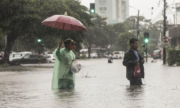 INTENSA LLUVIA SOBRE SANTA CRUZ DEJA POCOS MICROS, CALLES INUNDADAS Y AUSENTISMO ESCOLAR