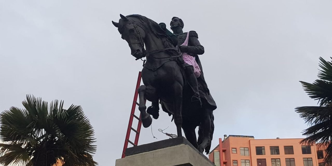 MUJERES CREANDO PONEN MANDIL A ANTONIO JOSÉ DE SUCRE