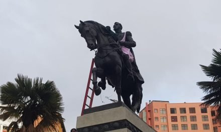 MUJERES CREANDO PONEN MANDIL A ANTONIO JOSÉ DE SUCRE