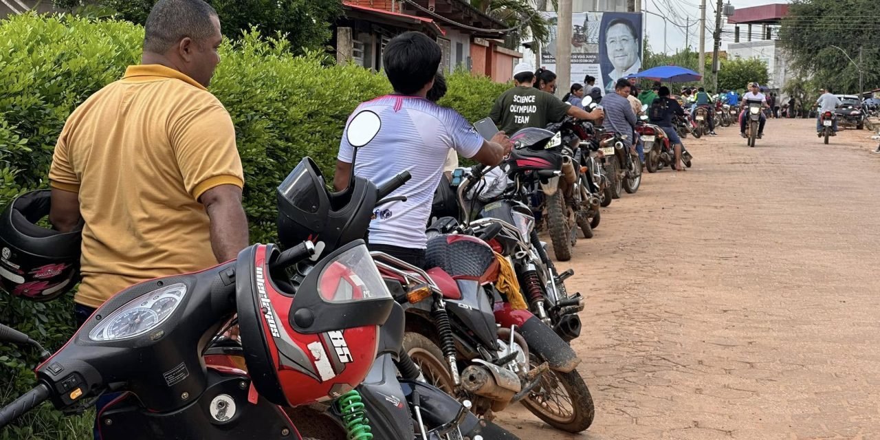 LARGAS FILAS DE MOTOS EN COBIJA BUSCANDO COMBUSTIBLE