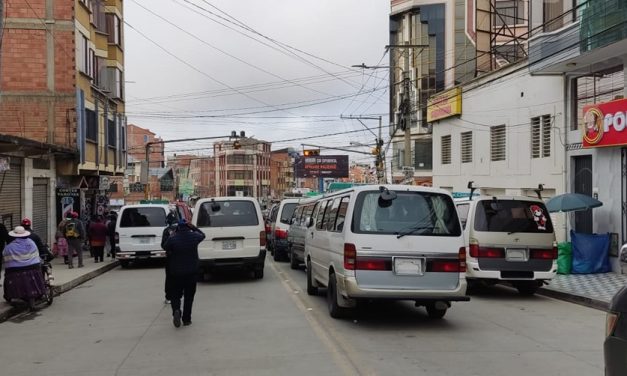 TRANSPORTISTAS DE EL ALTO BLOQUEAN POR LA ESCASEZ DE COMBUSTIBLE