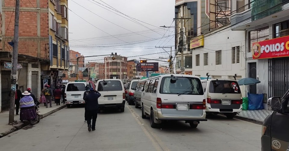 TRANSPORTISTAS DE EL ALTO BLOQUEAN POR LA ESCASEZ DE COMBUSTIBLE