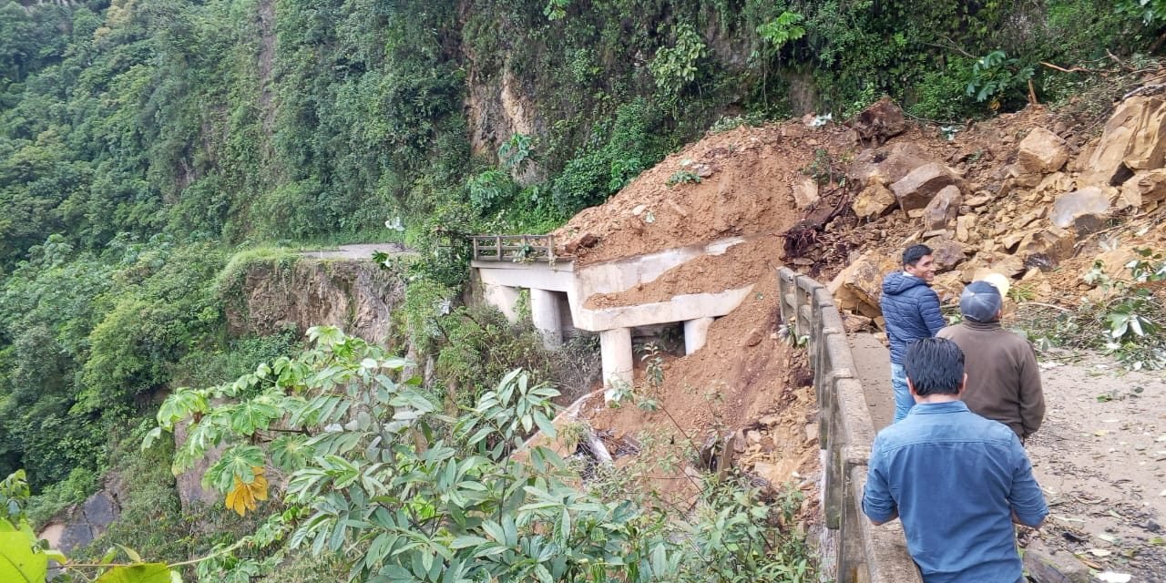DESLIZAMIENTO DE TIERRA PROVOCA CAÍDA DE PUENTE EN ABRA DE LAS BRUJAS – TEJONES