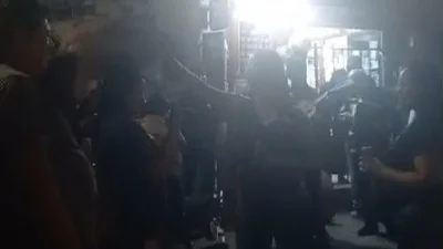 LLEVAN SERENATA EN LA FILA POR GASOLINA ¡FELIZ CUMPLEAÑOS Y QUE ENCUENTRES MUCHA GASOLINA!