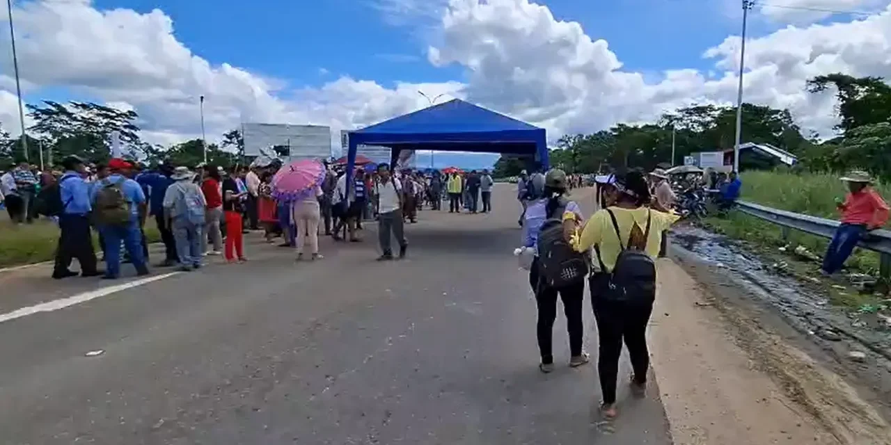 INSTALAN BLOQUEO EN YAPACANI  POR COMBUSTIBLE