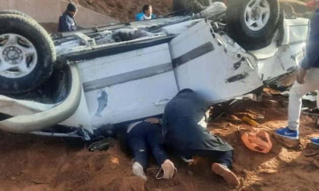 CINCO MUERTOS TRAS VUELQUE DE UNA VAGONETA